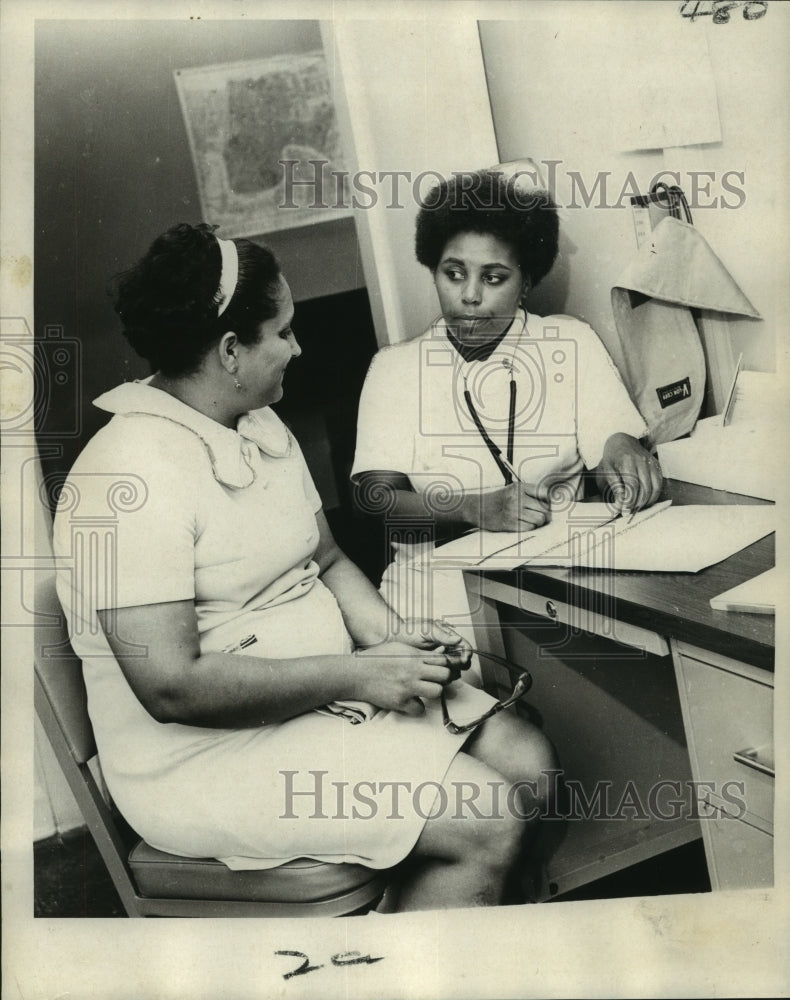 Load image into Gallery viewer, 1970 Press Photo Mrs. Vera Harry of Family Planning clinic with her patient
