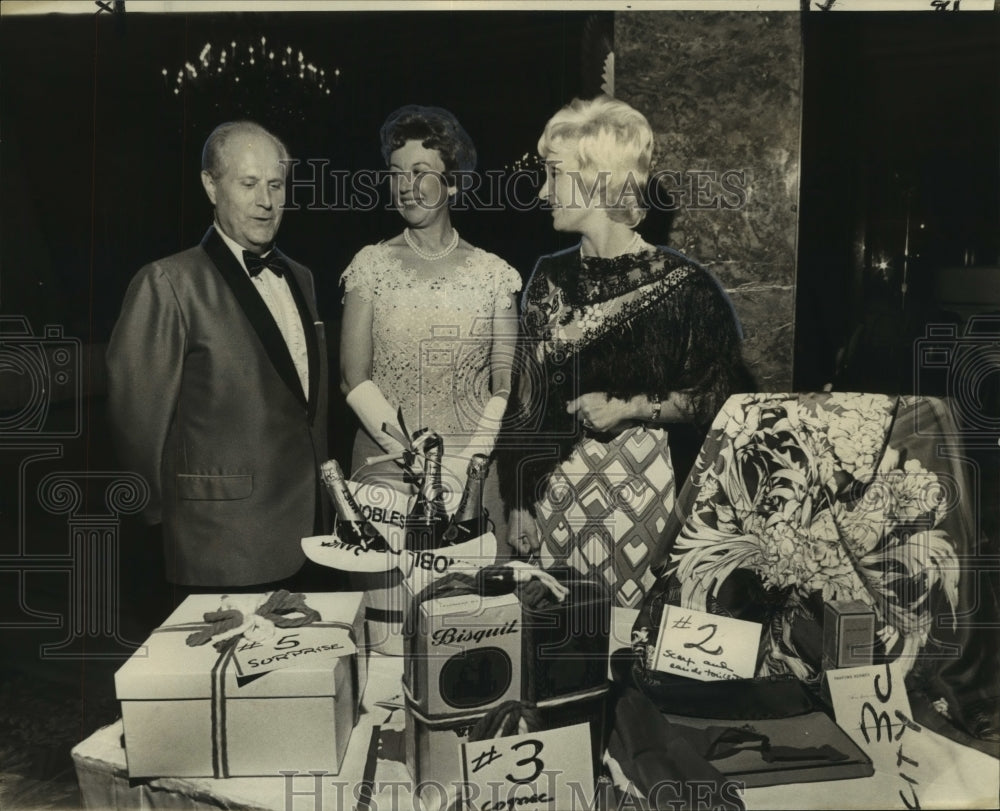 1972 Press Photo Bastille Day celebrants looking over prizes to be given away- Historic Images