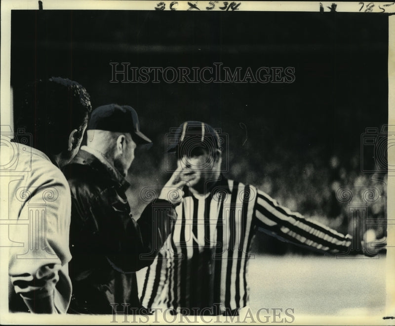 Load image into Gallery viewer, 1973 Press Photo Coach Bennie Ellender arguing with baseball official
