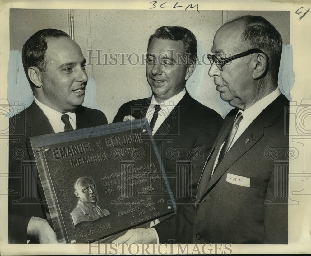 1965 Press Photo Claude Elkins received Benjamin Award by Safety Council members