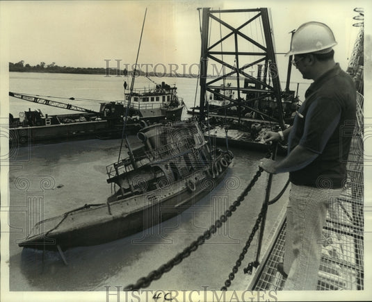 1975 Press Photo Capt. Billy Slatten watches tugboat Elizabeth S. in Destrehan- Historic Images