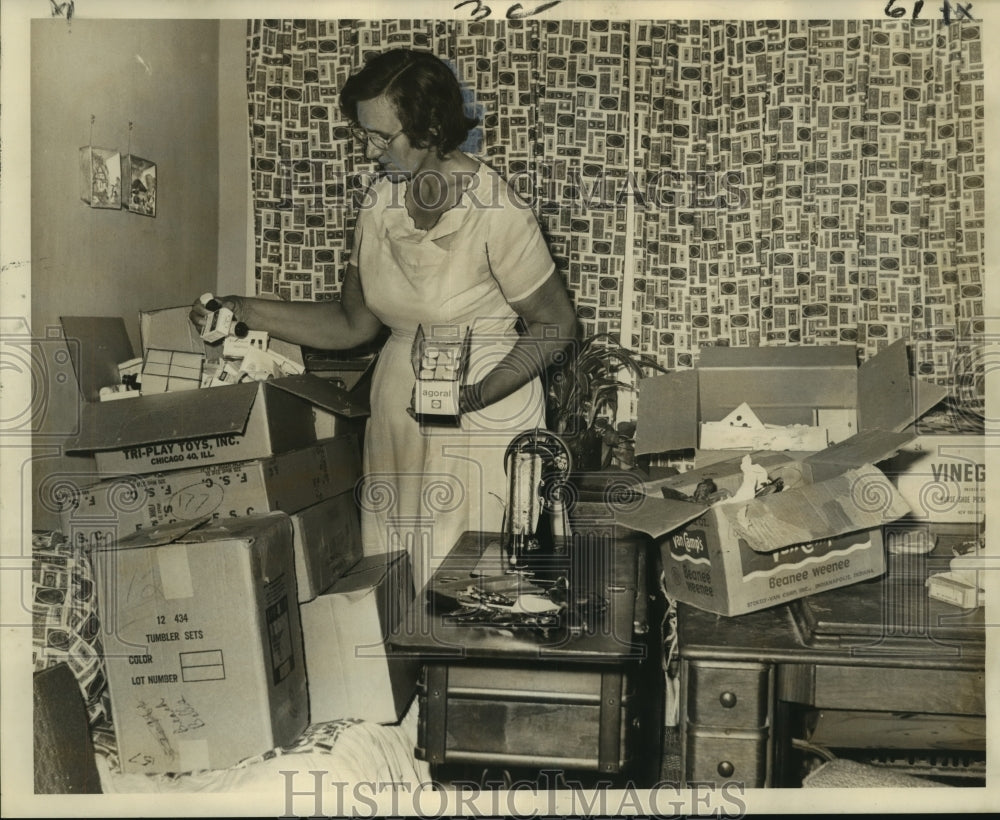 1961 Press Photo Mrs. Virginia Esteve packs items for Mellon Hospital in Haiti