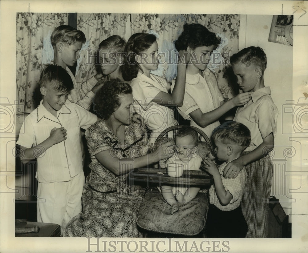 1950 Press Photo Mrs. Victor Dusang With Eight of Her Twelve Children