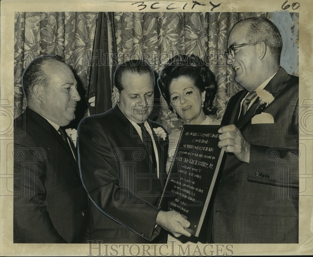 1967 Press Photo New Orleans Police Officer Receives Plaque - noo13807