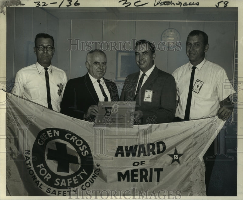Load image into Gallery viewer, 1965 Press Photo William R. Eaton, company at "Award of Merit" awarding ceremony
