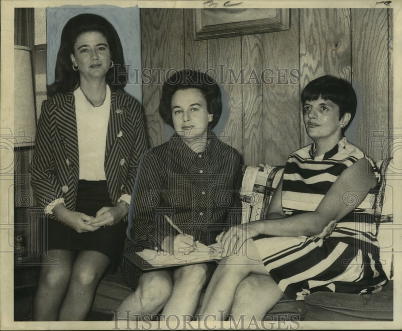 Load image into Gallery viewer, 1968 Press Photo Mrs. Robert Eckstein &amp; company plan annual Valencia Club Fair
