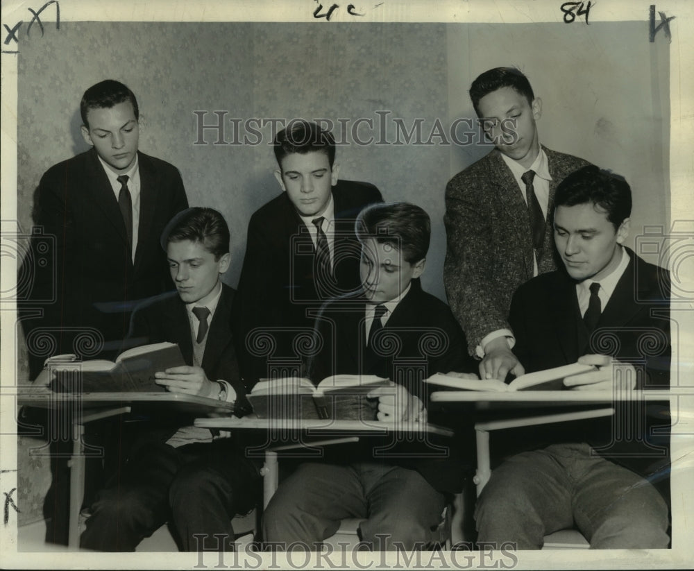 1960 Press Photo Ecole Classique students help their French counterparts