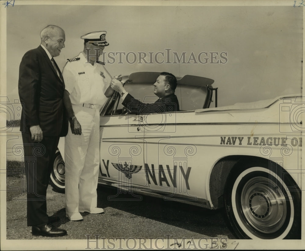 1963 Press Photo Captain Gordon R. Egbert, commanding officer, Naval Air Station- Historic Images