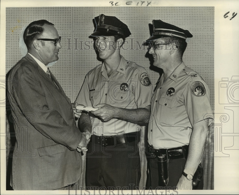 1969 Press Photo Maj.Henry Morris, Robert S. Eddy III congratulate NOPD graduate- Historic Images