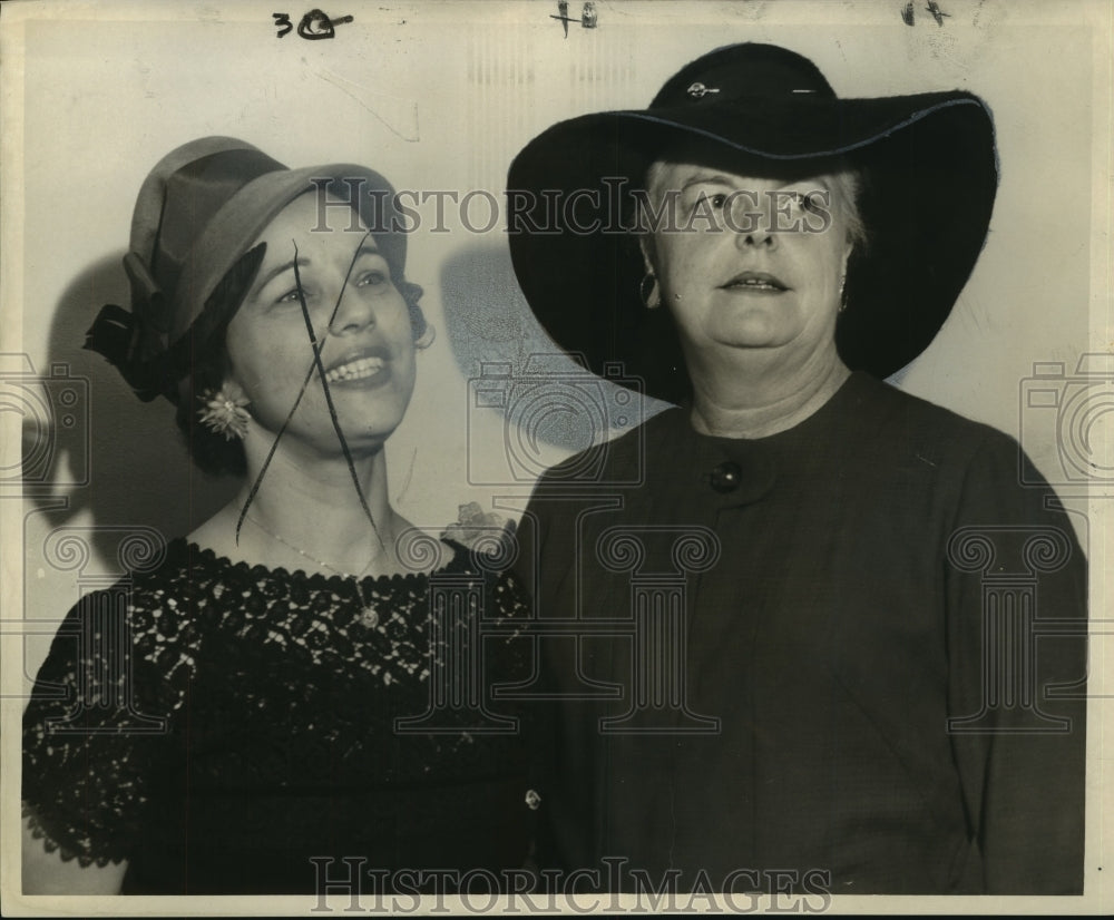 1959 Press Photo Mrs. Otto A. Ernest and Second Woman Pose for Photo - noo14096