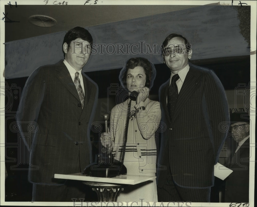 1974 Press Photo New Orleans Symphony Orchestra officers receiving call pledges - Historic Images