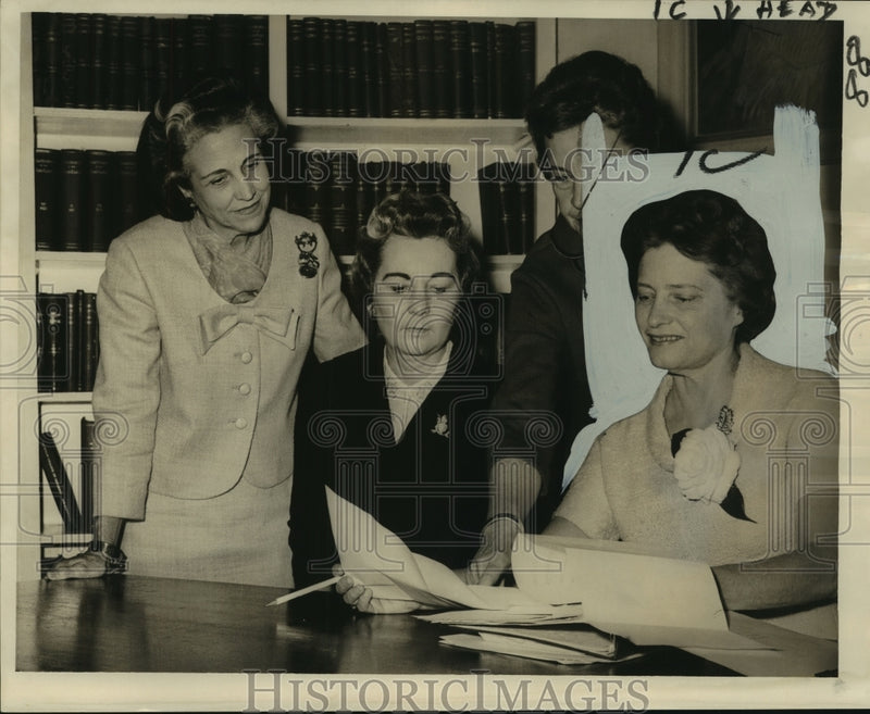 Load image into Gallery viewer, 1967 Press Photo Mrs. Gervais Favrot, and Saro Mayo Hospital board co-officers
