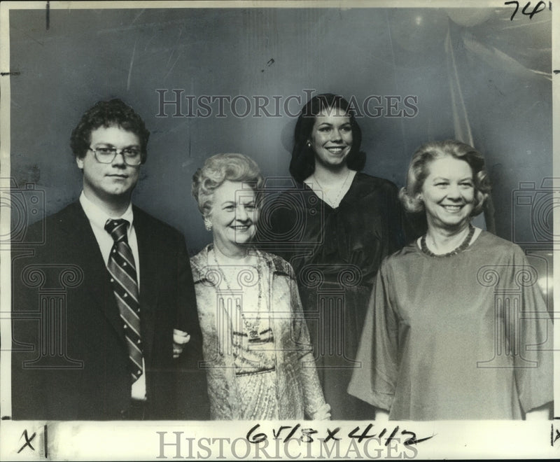 Load image into Gallery viewer, 1978 Press Photo Debutante Miss Louise Favrot and others honoring her

