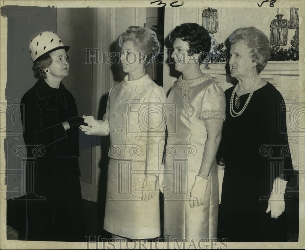 1970 Press Photo Participants in tea for Guild of De Paul Hospital- Historic Images