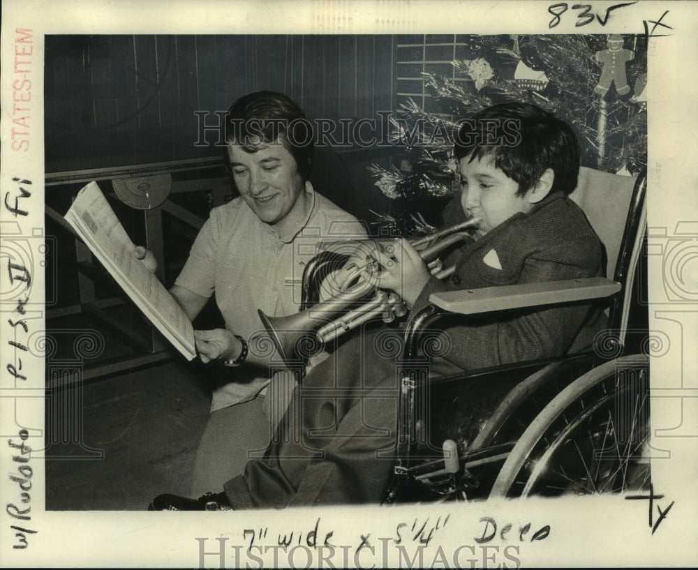 1972 Press Photo Rodolfo Fernandez Plays Trumpet for Jean Dutro at Hospital- Historic Images