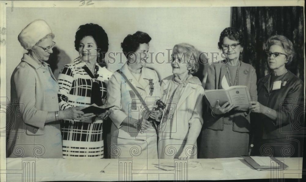1969 Press Photo Newly elected officers, Colonial Dames of the 17th Century