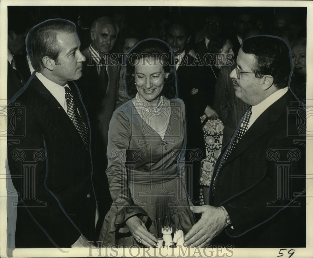 1973 Press Photo Governor and Mrs. Edwards accepting Limoges china, New Orleans- Historic Images