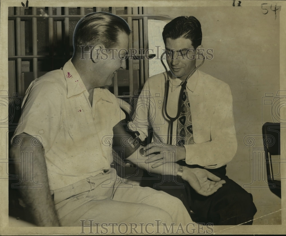1950 Press Photo Sheriff John J. Grosch checked by Dr. F.A. Eigenbrod