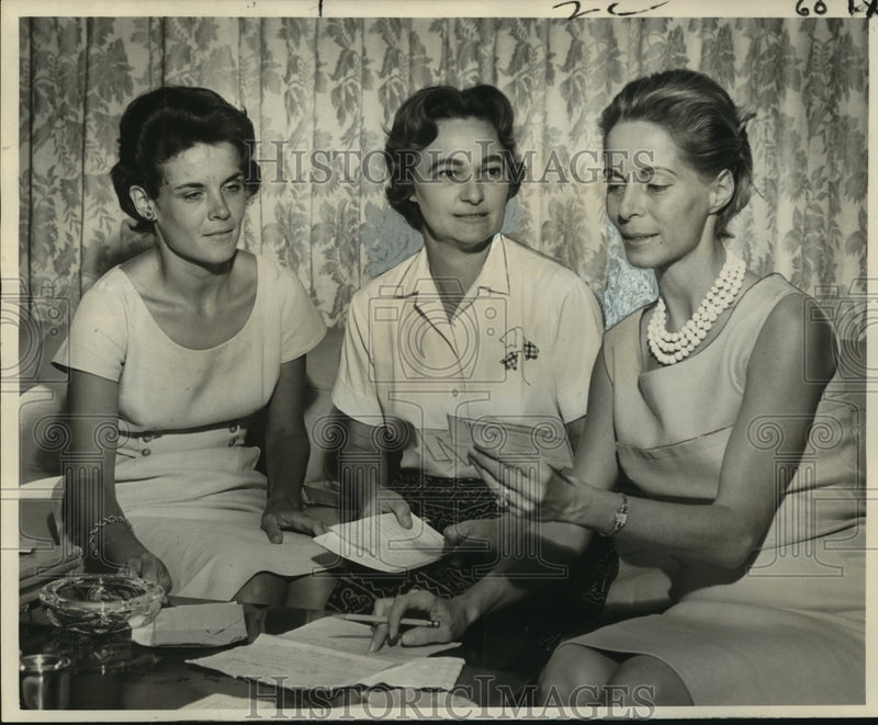 Load image into Gallery viewer, 1962 Press Photo Tennis Patrons Association - Mrs. Edward Ecuyer, Event Planners
