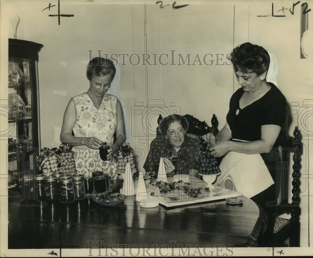 1964 Press Photo New Orleans Episcopal Church - Mrs. Charles Goss, Isabelle Levy- Historic Images