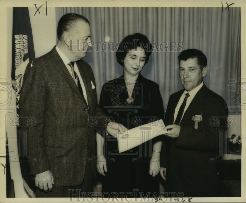 Load image into Gallery viewer, 1962 Press Photo Jefferson Parish Heart Council members proclaim "Heart Month"
