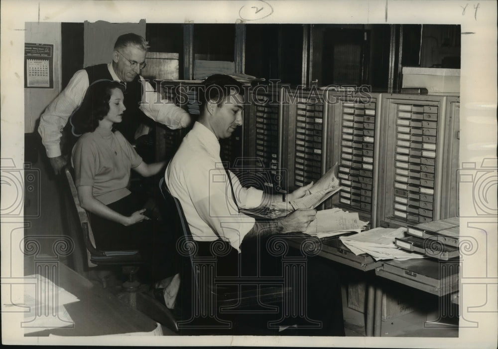 1953 Press Photo Staff of Electrical Supply Co. handle increased in company sale