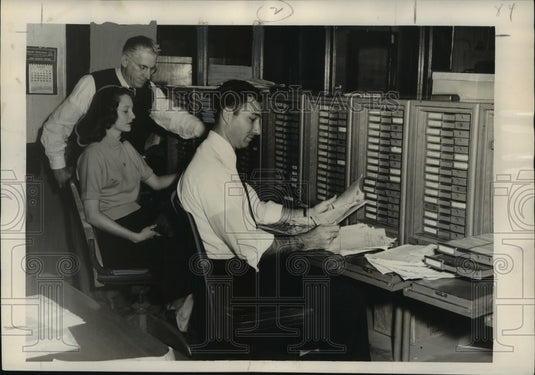 1953 Press Photo Staff of Electrical Supply Co. handle increased in company sale