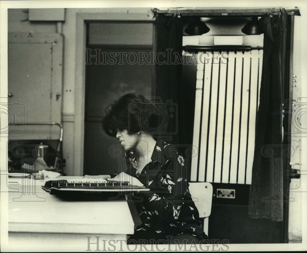 1973 Press Photo Mrs. Eula McGary voting at Warren Easton- Ward 4, Precinct 5- Historic Images