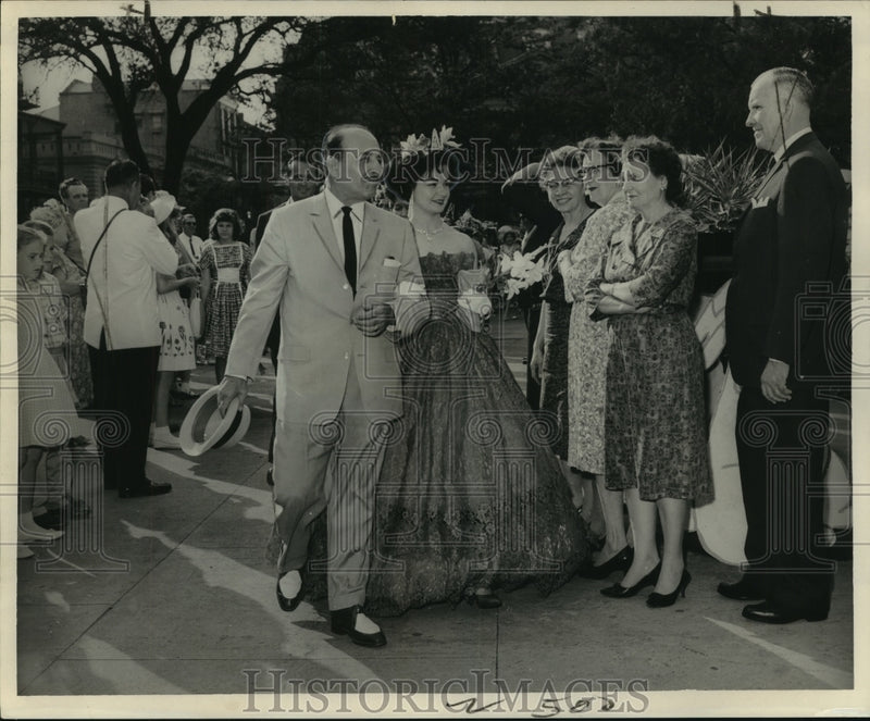 Load image into Gallery viewer, 1962 Press Photo Mel Boyer of the Krewe of Adonis with Mayor Victor H. Schiro
