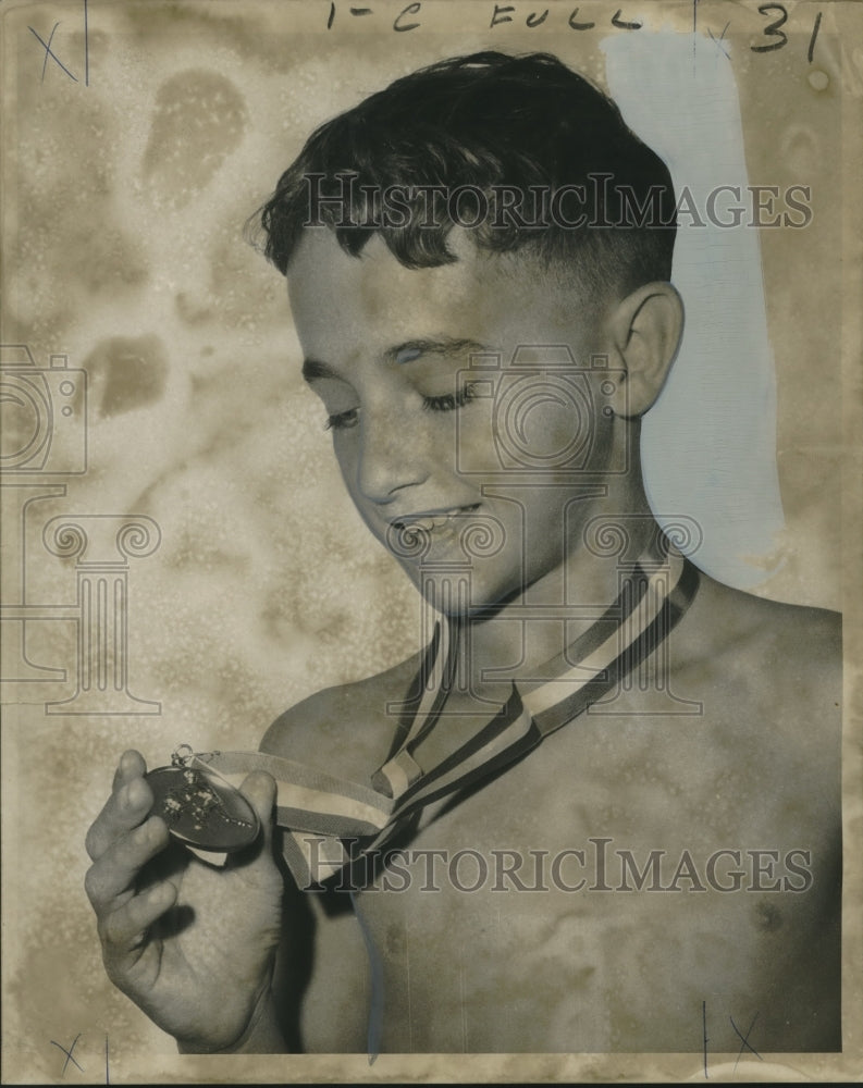 Load image into Gallery viewer, 1969 Press Photo Avery DelaCruz Wins 75-Pound Title in Junior Olympics
