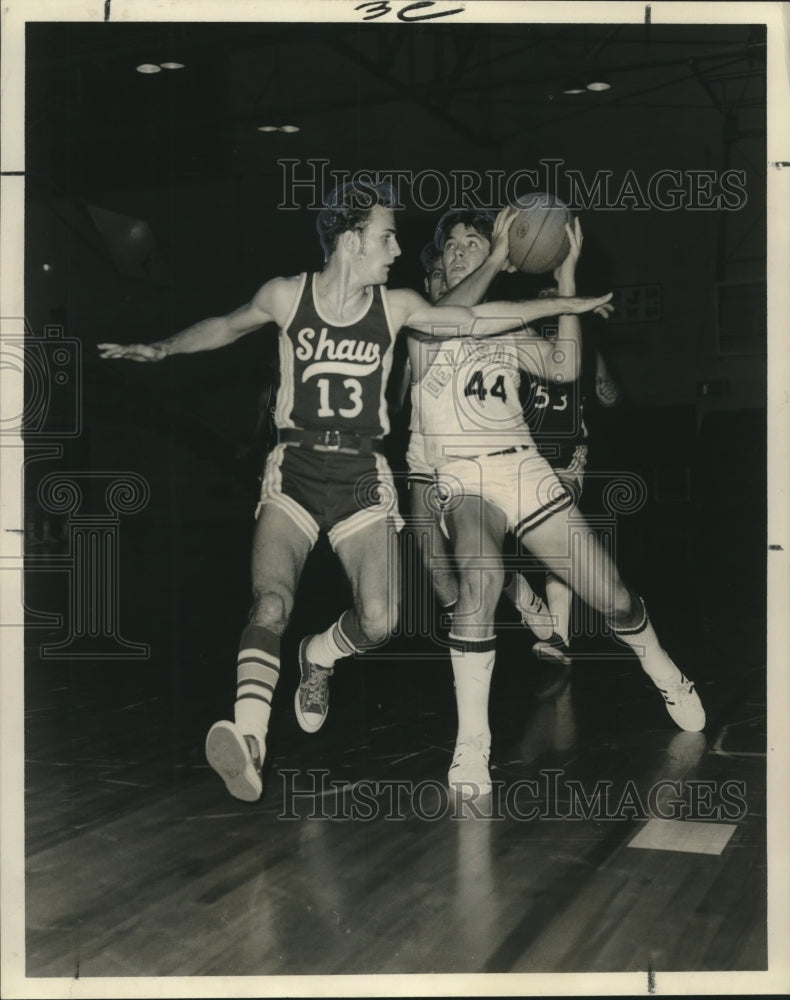 1971 Press Photo De La Salle, Archbishop Shaw Basketball Action, New Orleans- Historic Images