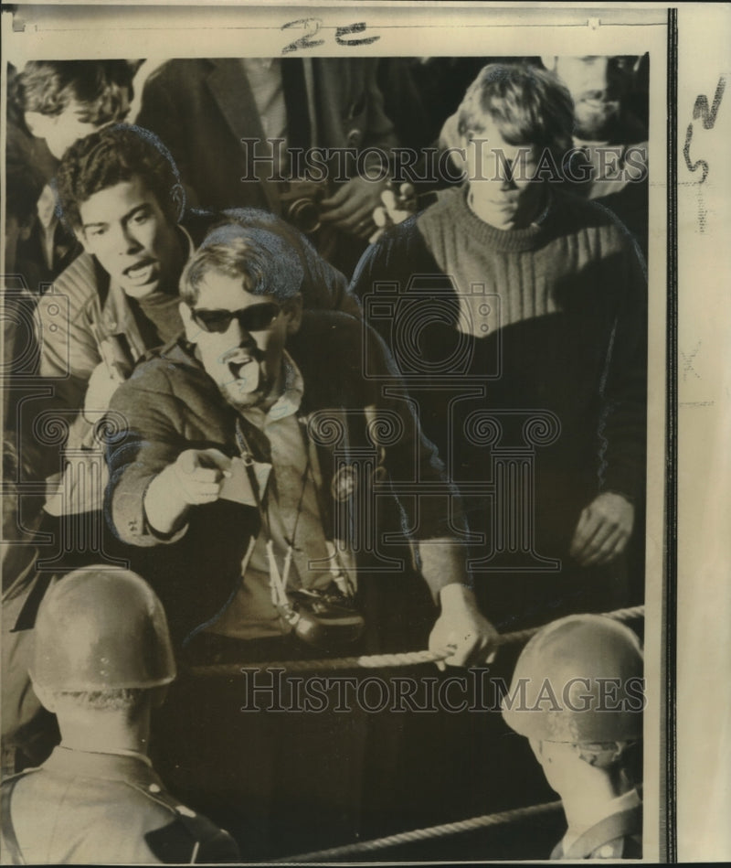 Load image into Gallery viewer, 1967 Press Photo Military Security Forces &amp; Antiwar Demonstrators at Pentagon
