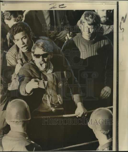1967 Press Photo Military Security Forces & Antiwar Demonstrators at Pentagon