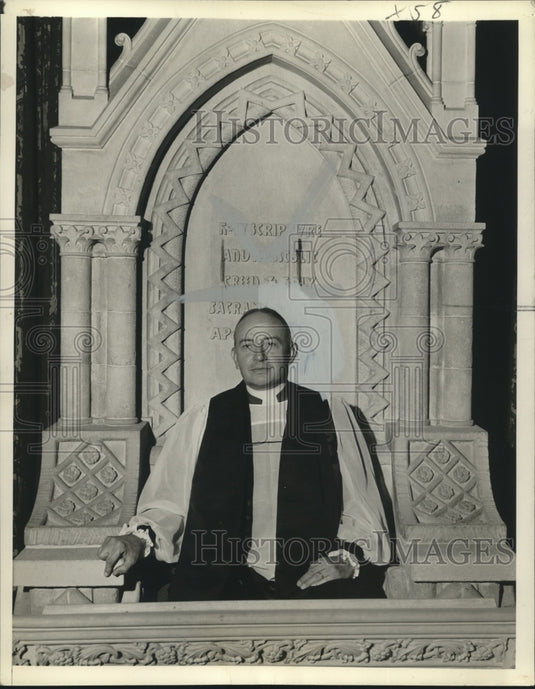 1944 Press Photo Bishop of Washington Reverend Angus Dun In the Bishop's Chair