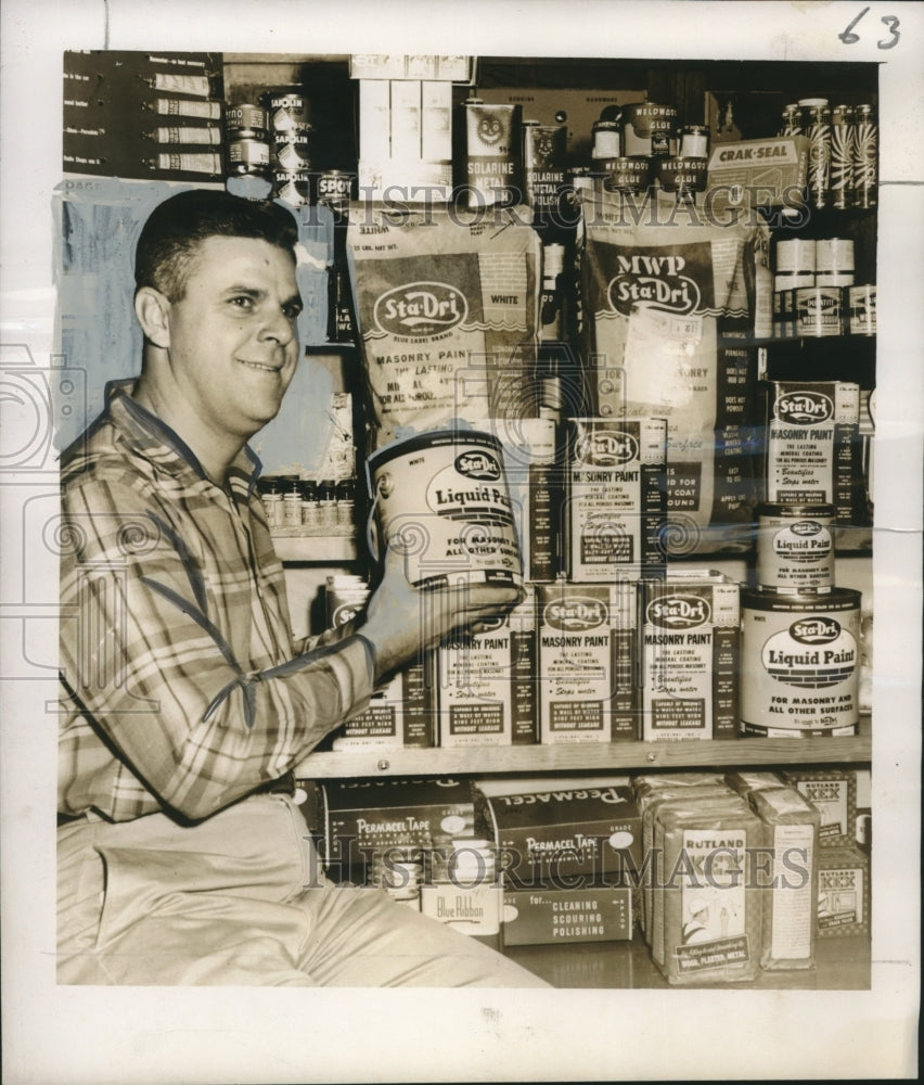 1956 Press Photo New Orleans Hardware Dealer Frank Duvic Jr. Touts Sta-Dri Paint