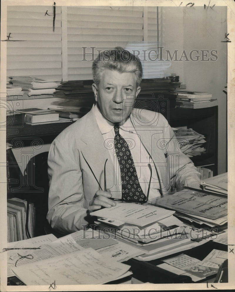 Load image into Gallery viewer, 1960 Press Photo Loyola University Librarian James W. Dyson - noo14561
