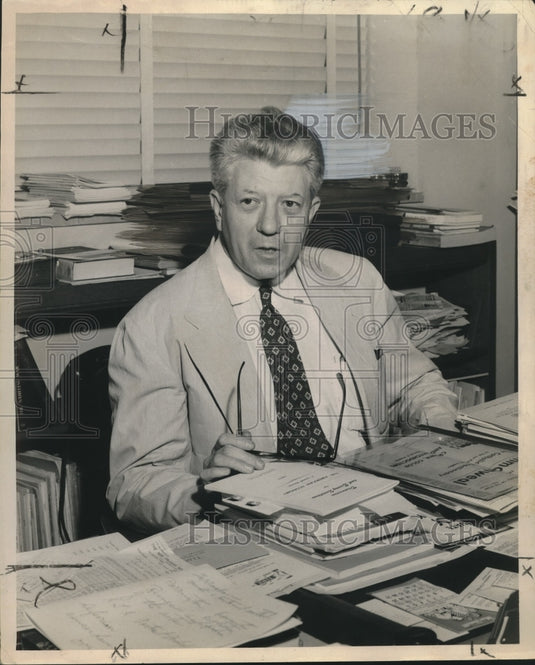 1960 Press Photo Loyola University Librarian James W. Dyson - noo14561