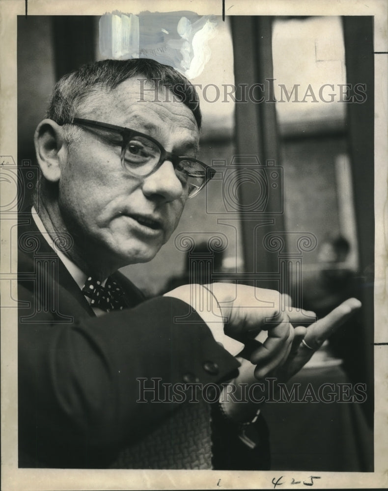 1970 Press Photo Dr. Richard S. Farr at American Academy of Allergy speaker- Historic Images