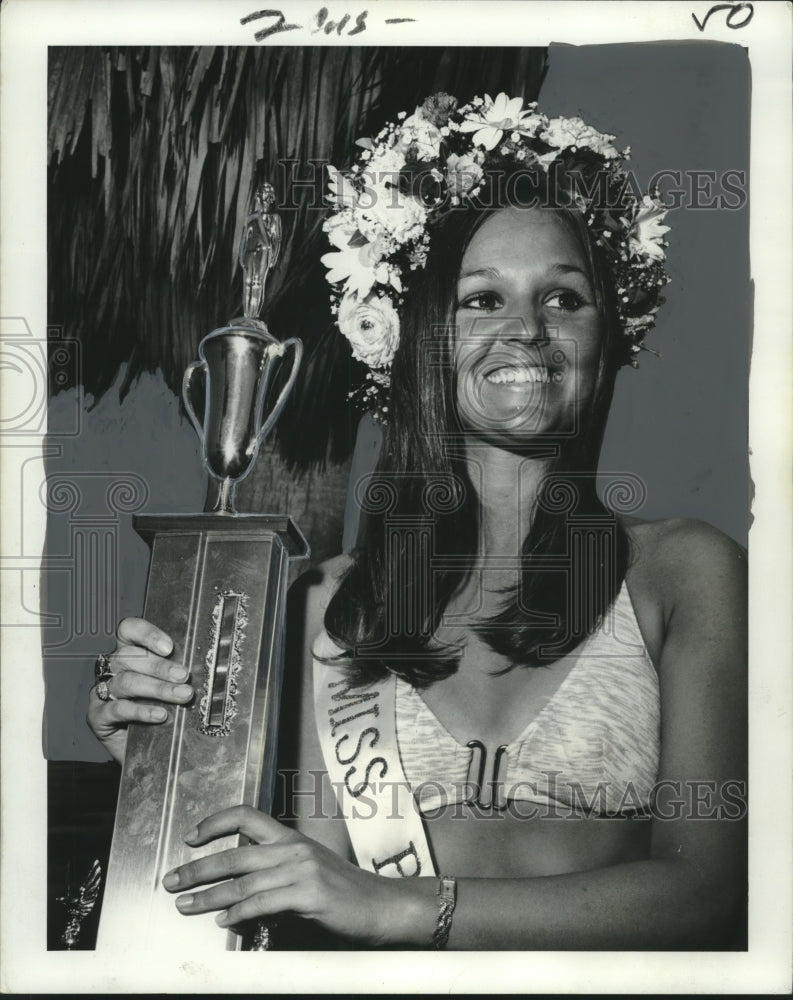 1972 Press Photo Becky Farr, reigning as queen of Galveston Shrimp Festival- Historic Images