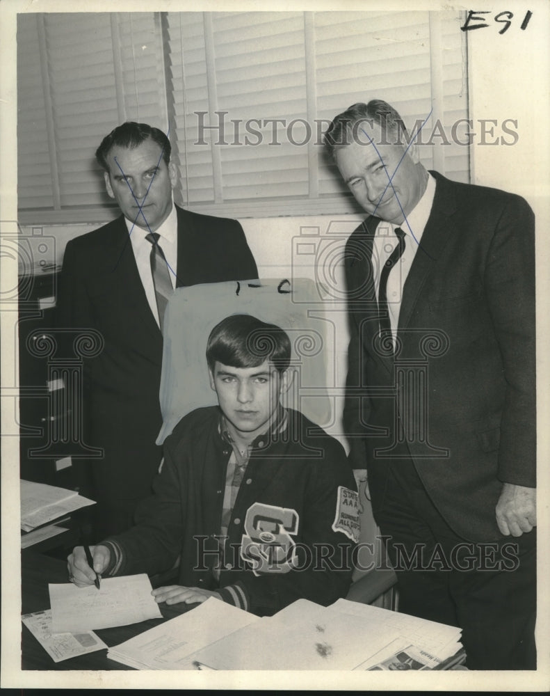 1968 Press Photo Offensive guard Wayne Estay, signs football pact, Northwestern- Historic Images