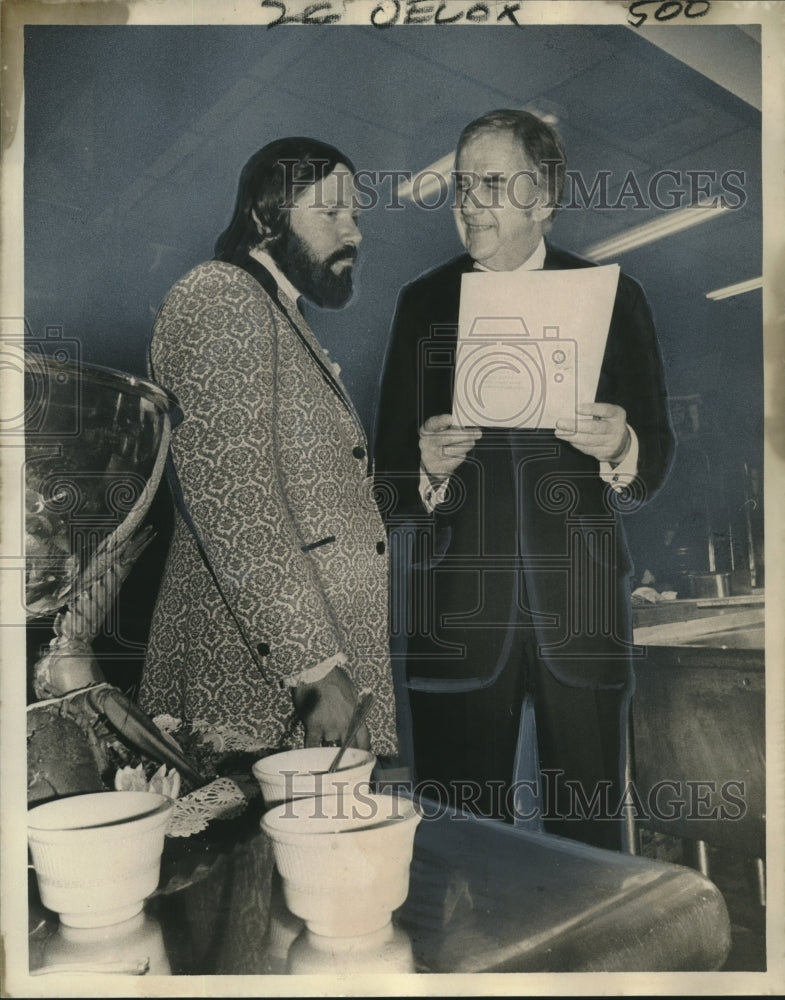 1974 Press Photo TV Host Ed McMahon with Menu for &quot;Du Club du Cent&quot; Dinner- Historic Images