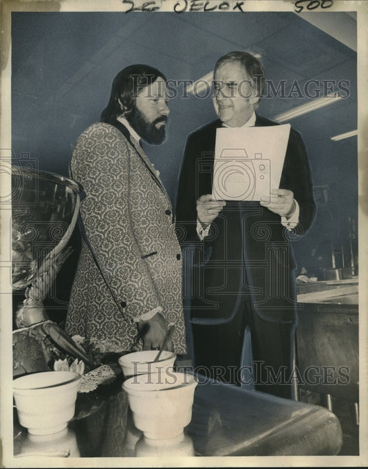 1974 Press Photo TV Host Ed McMahon with Menu for "Du Club du Cent" Dinner- Historic Images