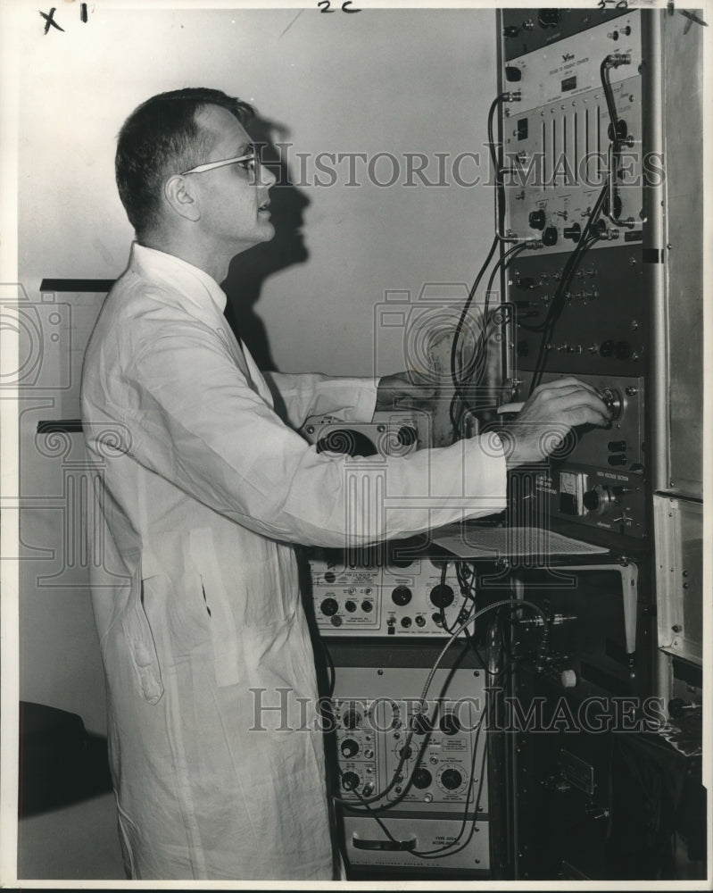 1964 Press Photo Dr. Douglas Eggen tests an arterial specimen with his scanner- Historic Images