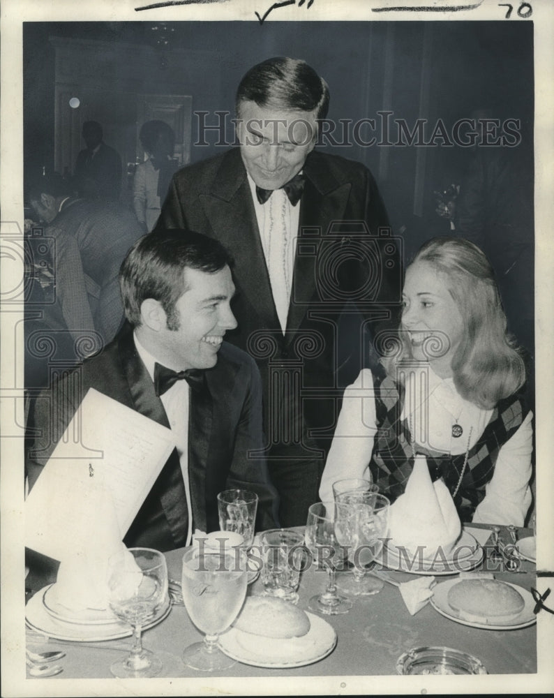 Load image into Gallery viewer, 1973 Press Photo Dr. Anthony Falla is host for his son-in-law and daughter
