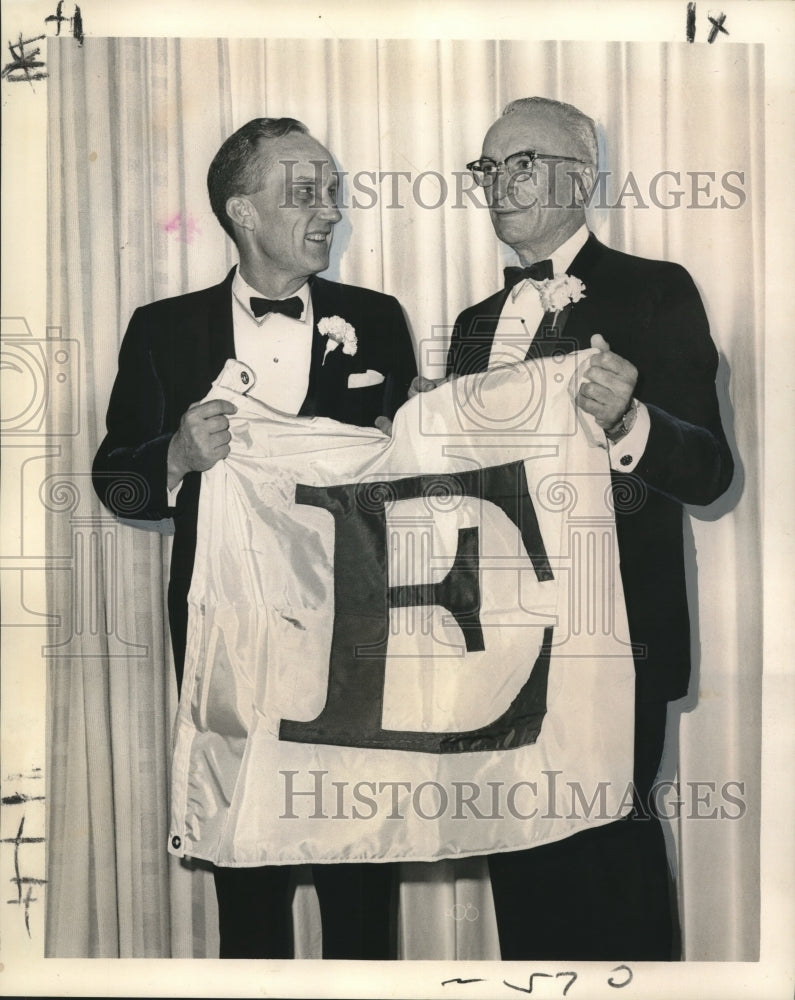 1965 Press Photo Thomas Mann presents E Certificate to Alonzo G. Ensenat- Historic Images