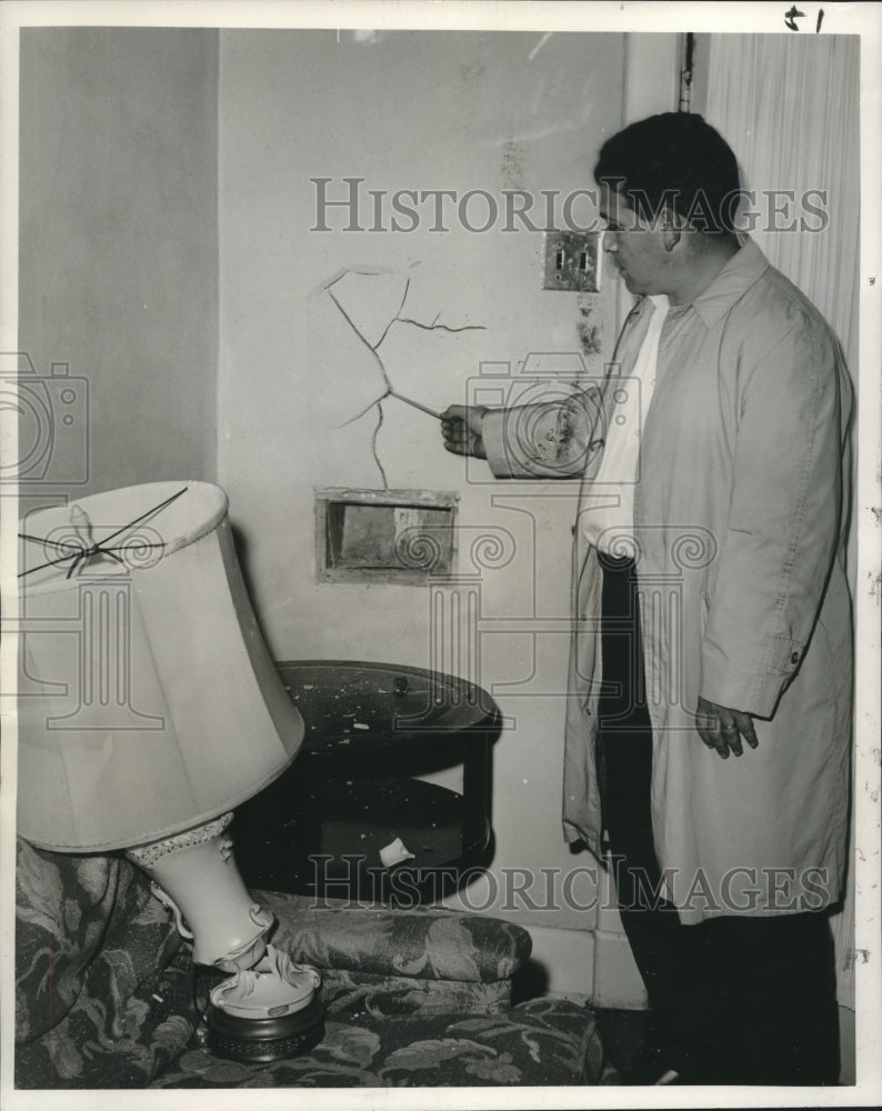 1968 Press Photo Fire Inspector Troy Engolia inspects Eugene S. Reynolds home