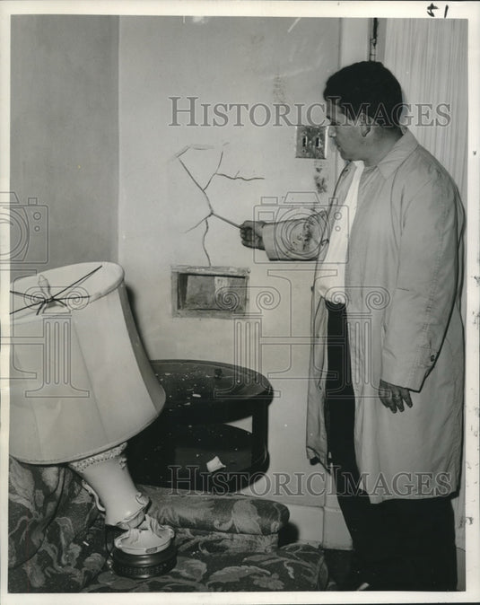 1968 Press Photo Fire Inspector Troy Engolia inspects Eugene S. Reynolds home