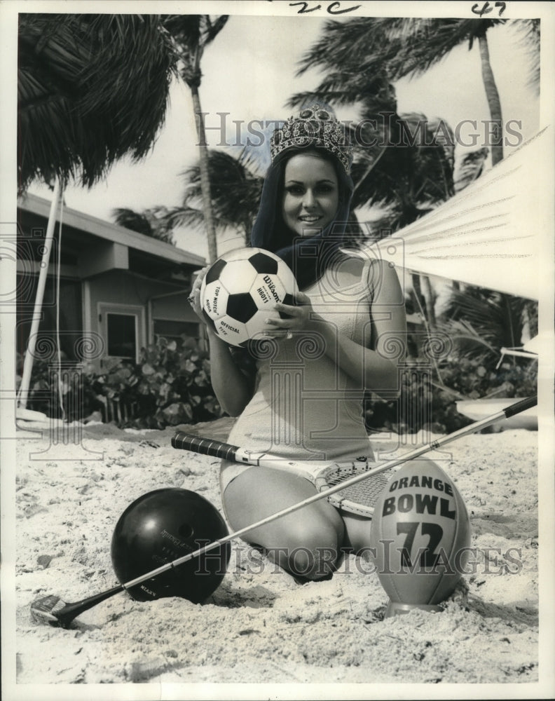 1971 Press Photo Coni Enso, Orange Bowl Queen holds scour ball- Historic Images