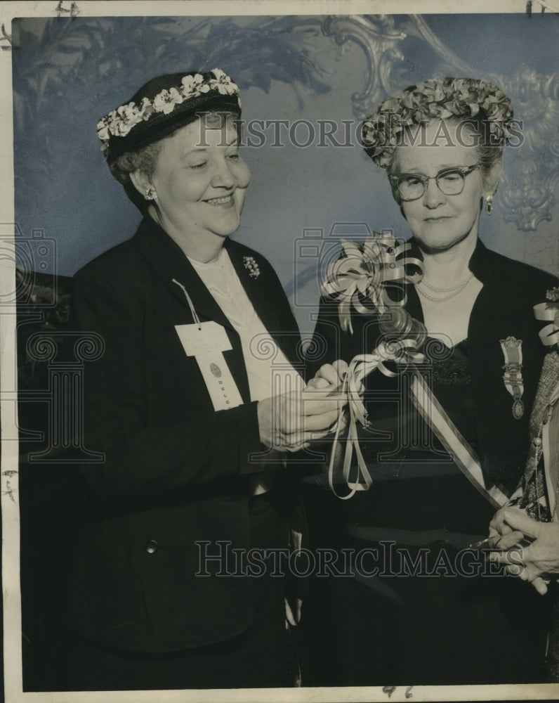 1959 Press Photo La Louisiane's Camilla Frank presents gavel to Mrs. Fava.
