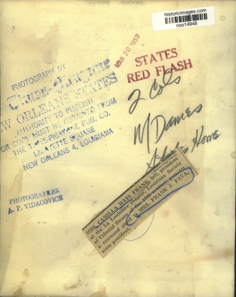 1959 Press Photo La Louisiane's Camilla Frank presents gavel to Mrs. Fava.